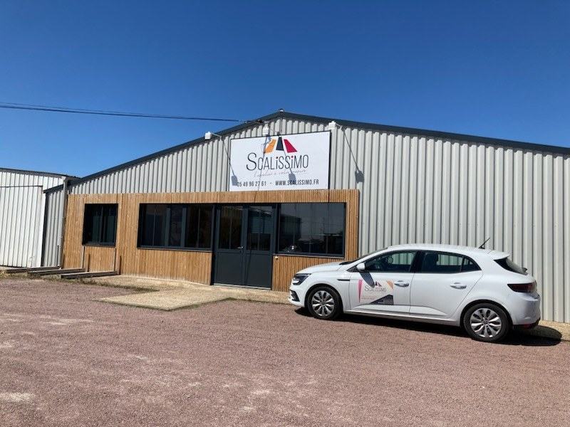 L’atelier Scalissimo à Thouars sous un ciel bleu