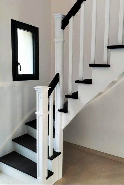 Escalier américain, marches foncées et balustres blancs