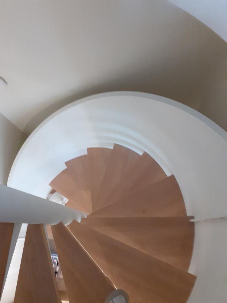 Escalier hélicoïdal en chêne vu du dessus