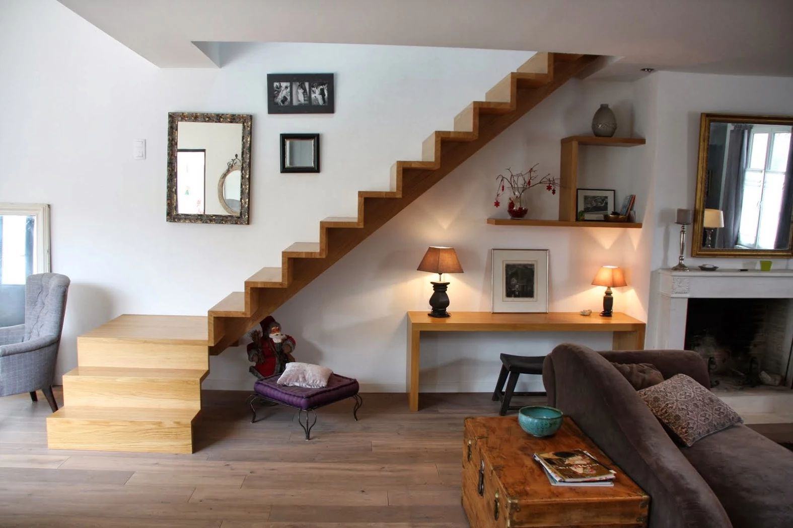 Escalier moderne en bois sous trémie, dans un séjour