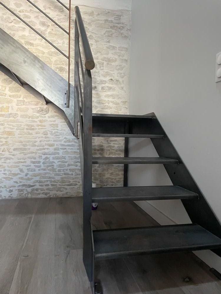Métal noir, mur de pierre