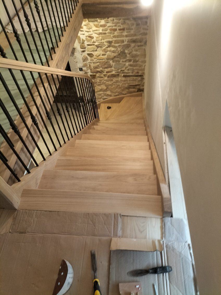 Volée en chêne et ferronnerie, mur de pierre