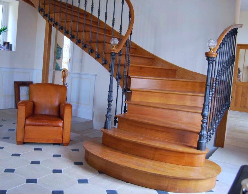 Escalier à l’anglaise en chêne, marches débordantes, balustres en fer forgé