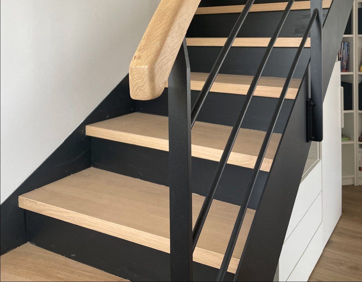 Détail d’un escalier mixte acier noir et chêne