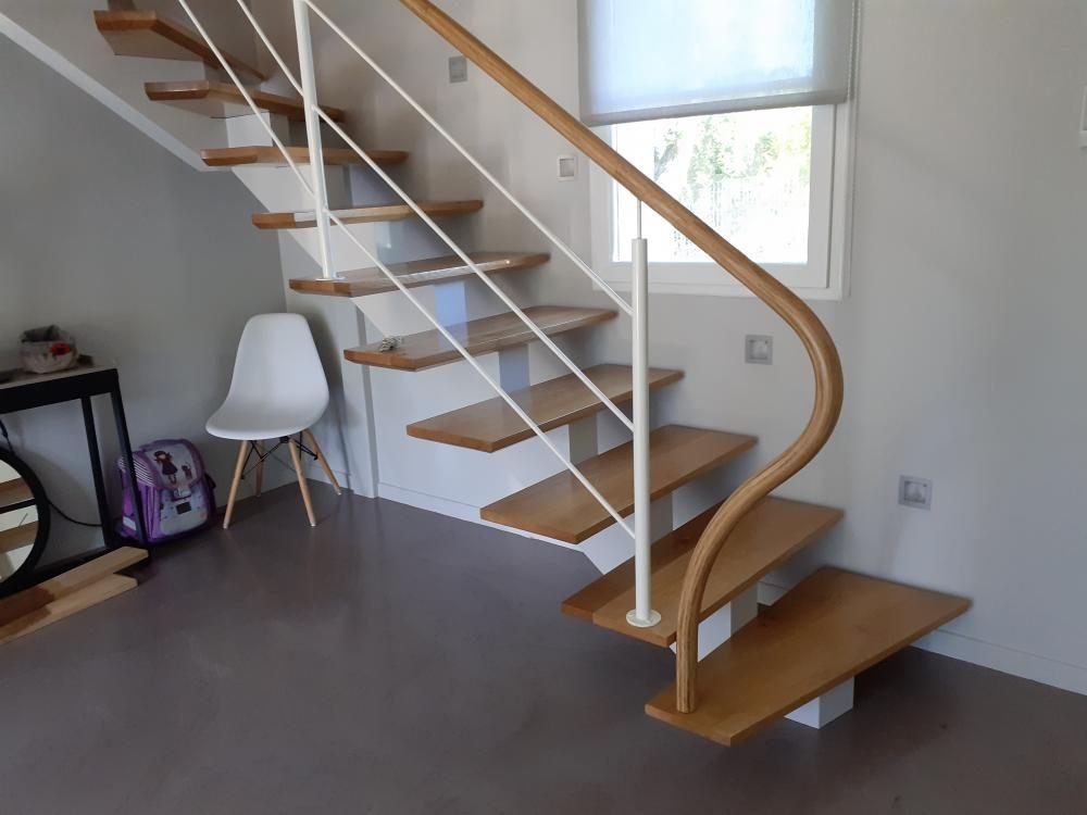 Escalier sur limon central, main courante cintrée
