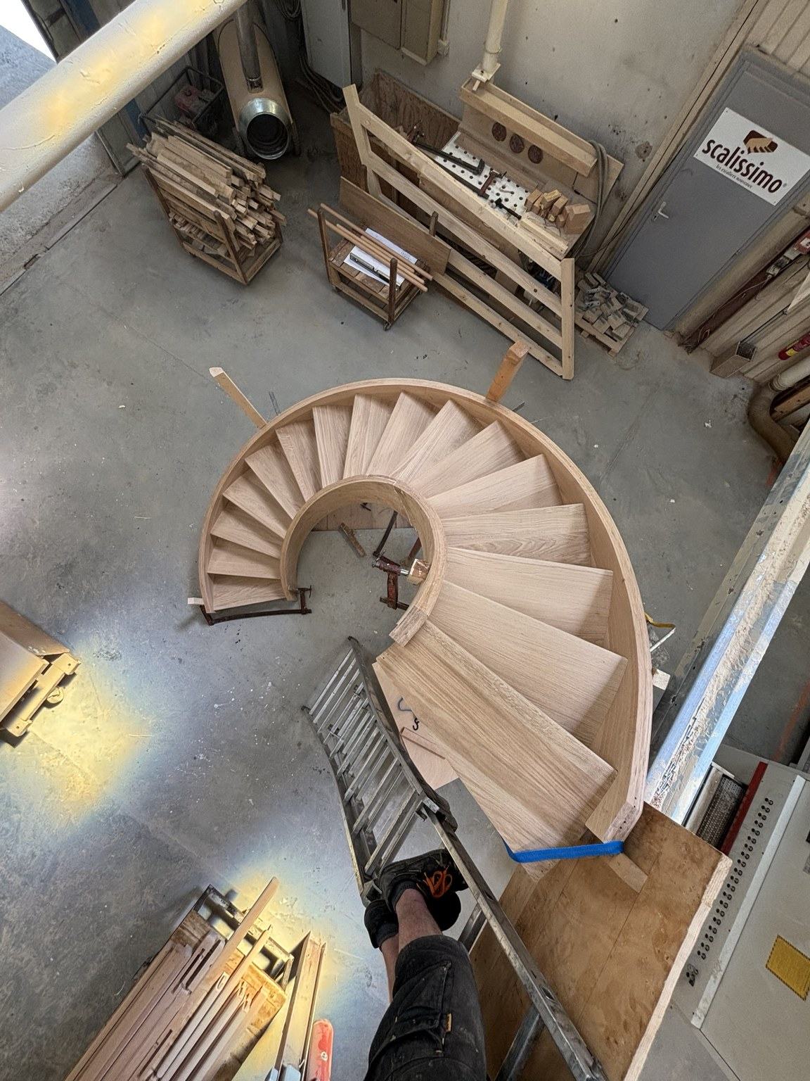 Escalier cintré vu du dessus, monté à blanc