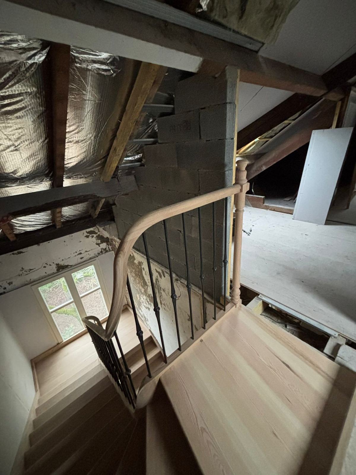 Escalier cintré de caractère en chêne et fer forgé