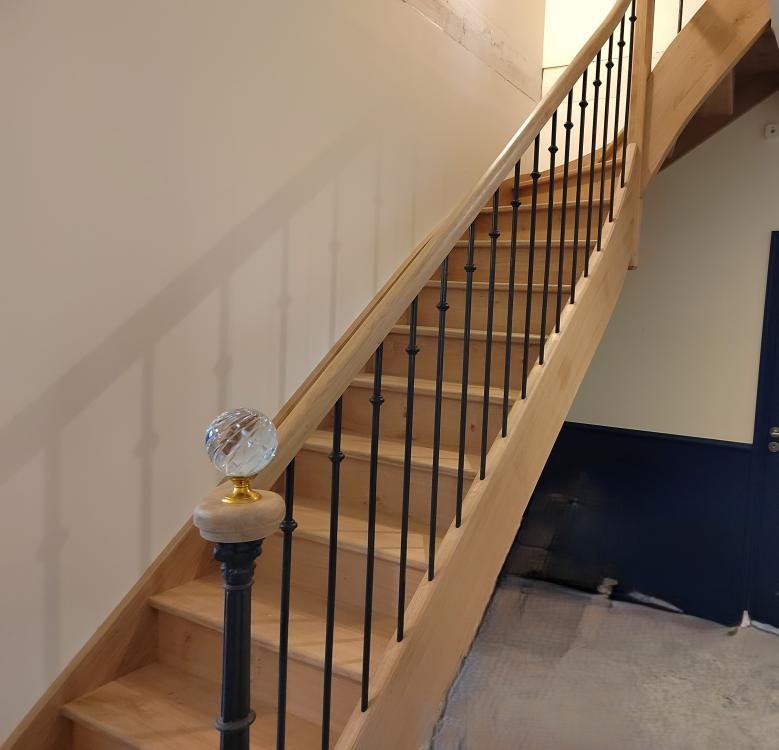 Escalier droit en chêne, balustres en fer forgé