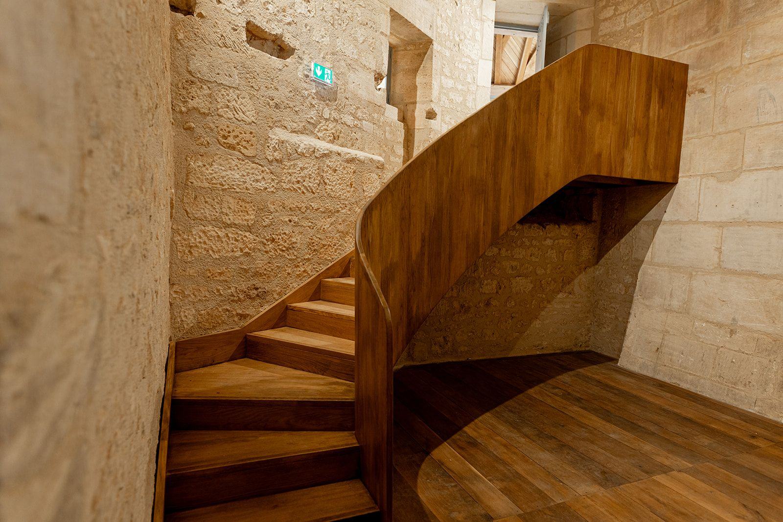 Escalier en chêne massif, château de Jonzac