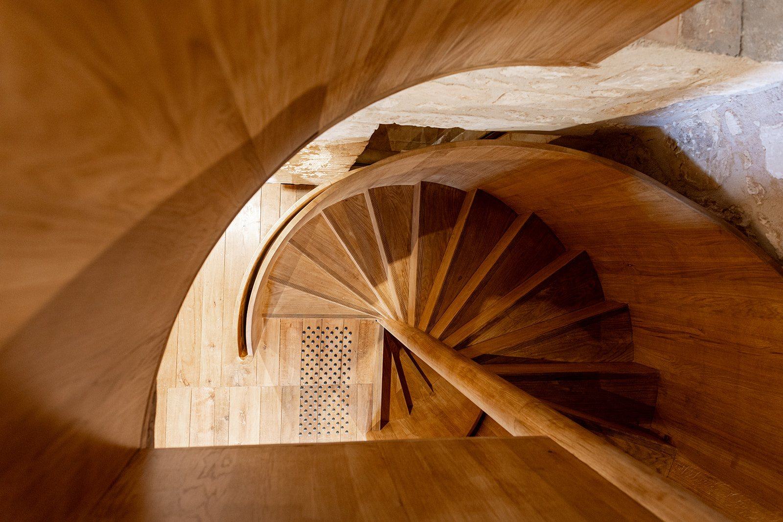 Escalier cintré à jour du château de Jonzac, vu du dessus