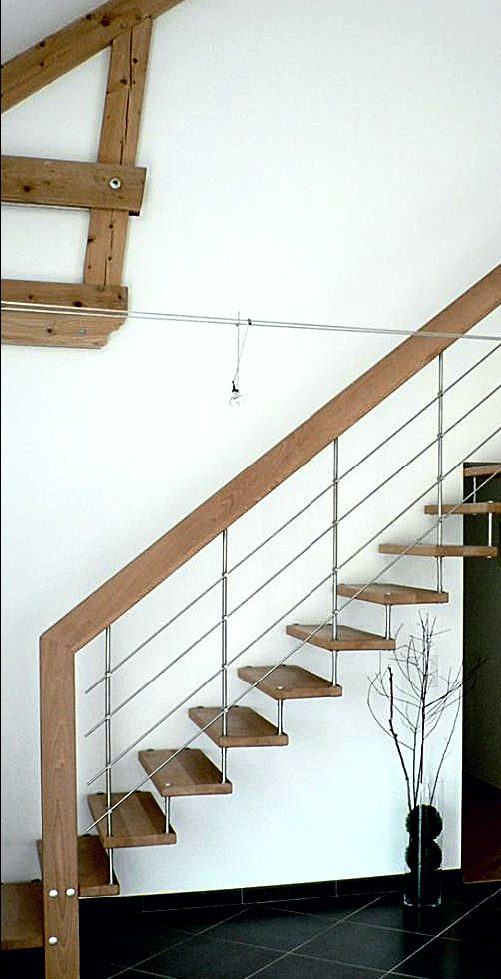 Escalier suspendu en bois, garde-corps à câbles