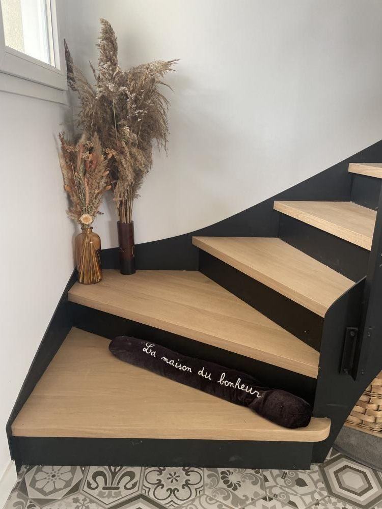 Escalier mixte, limons acier noir et marches chêne