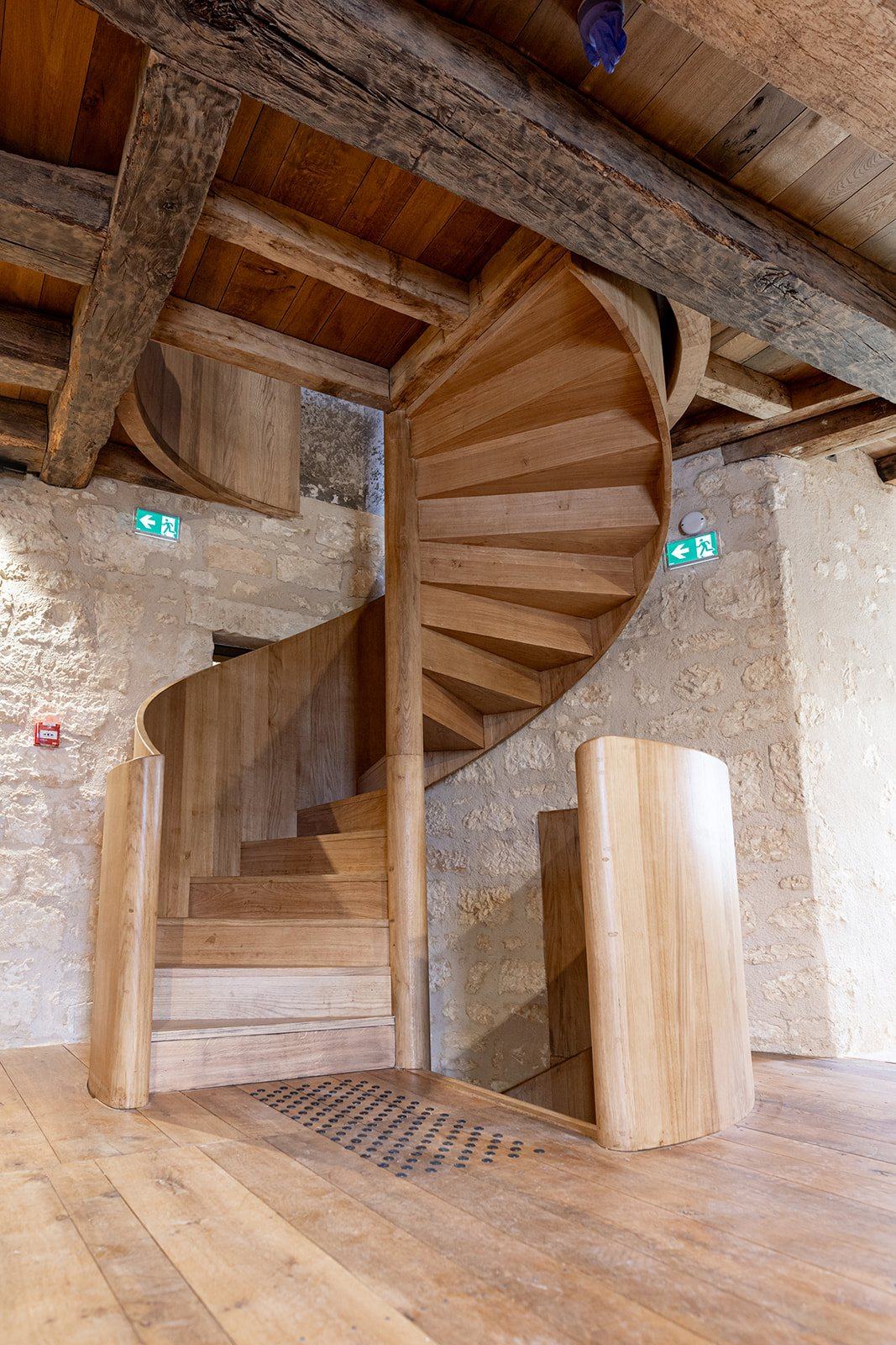 Escalier hélicoïdal en chêne dans la tour du château de Jonzac