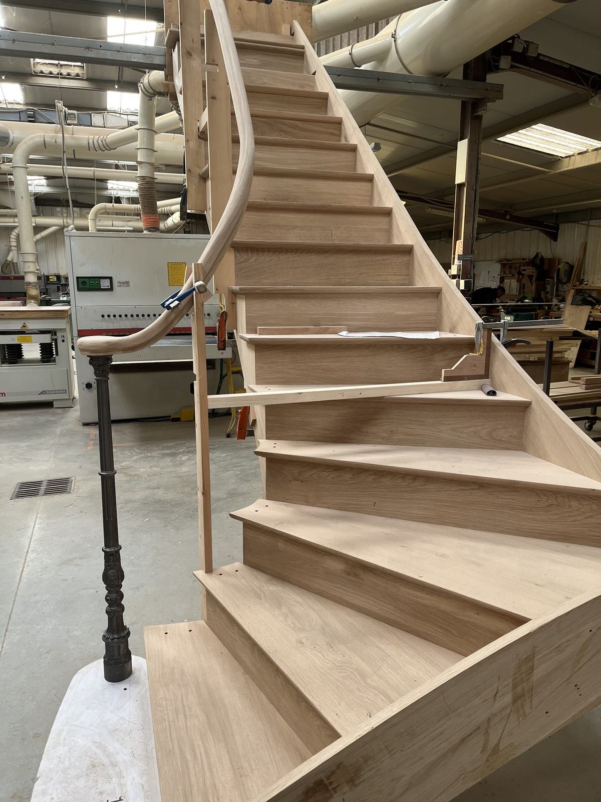 Volée d’escalier en chêne en cours de finition