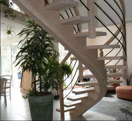 Escalier cintré moderne, limon central courbé