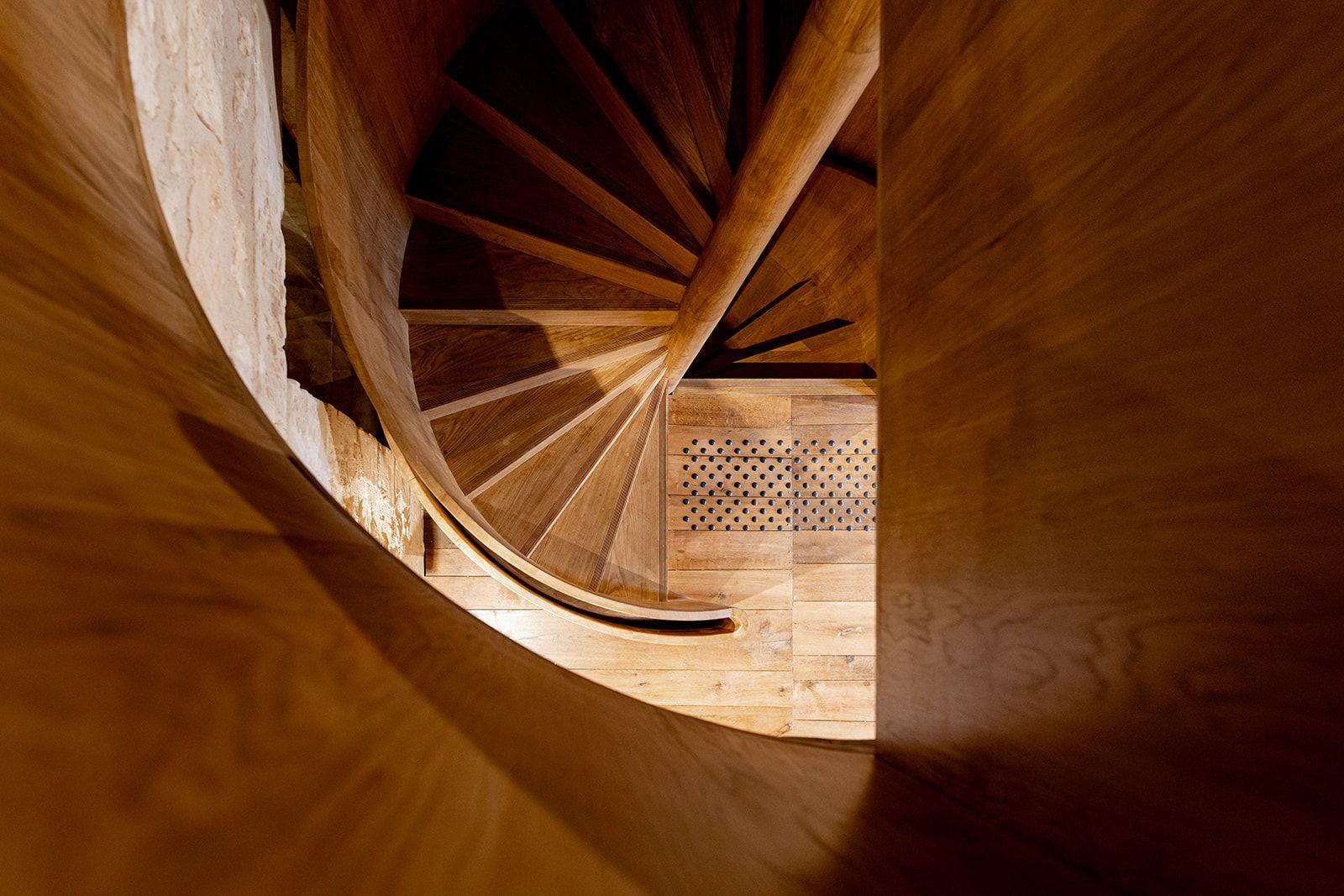 Escalier cintré à jour en chêne massif
