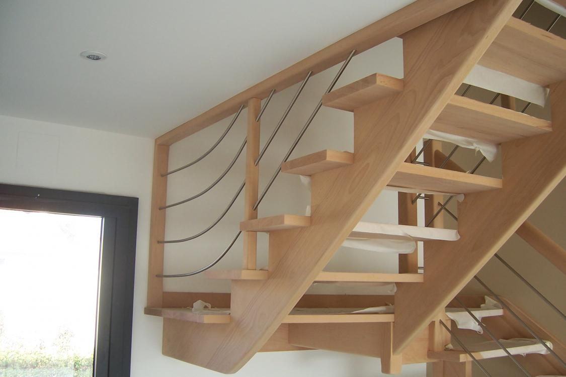 Escalier bois sur crémaillères, balustres cintrés