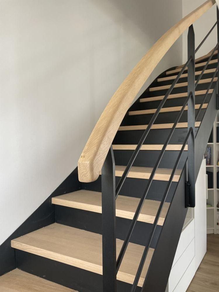 Escalier mixte, main courante chêne et garde-corps acier