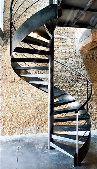 Escalier hélicoïdal métallique à fût central