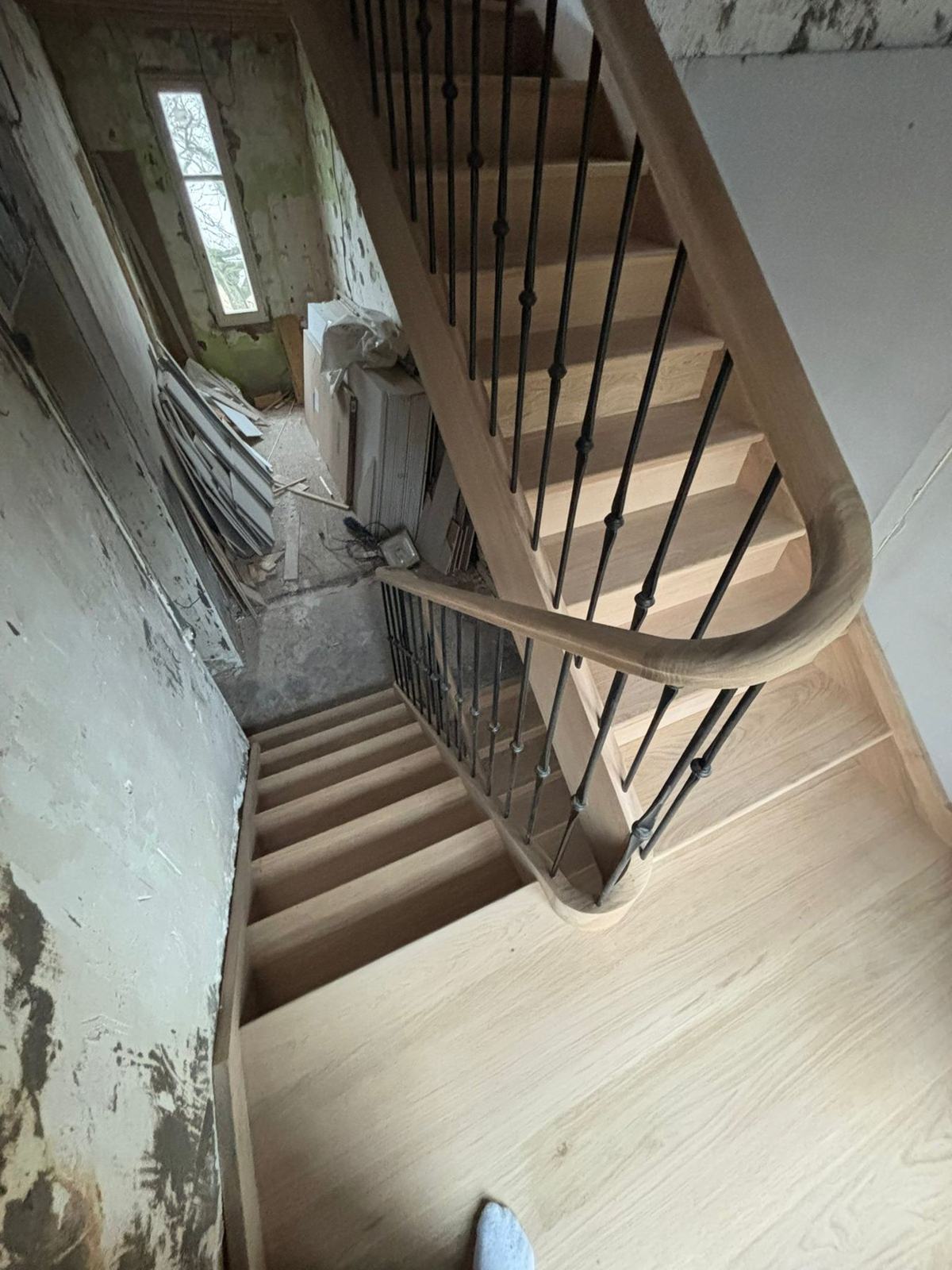 Escalier cintré posé, balustres en fer forgé