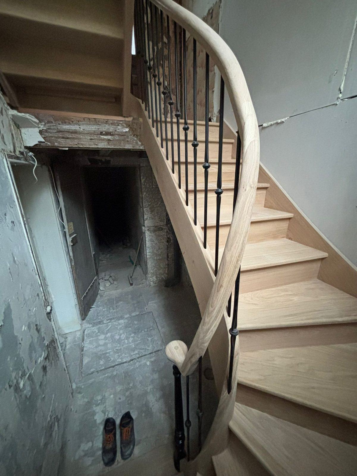 Vue plongeante sur l’escalier posé