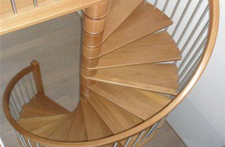 Escalier hélicoïdal en chêne, vue plongeante