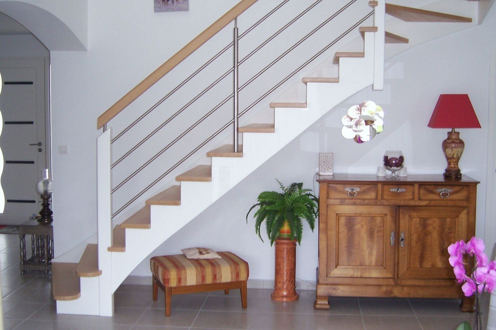 Escalier de style américain, limon blanc et marches bois