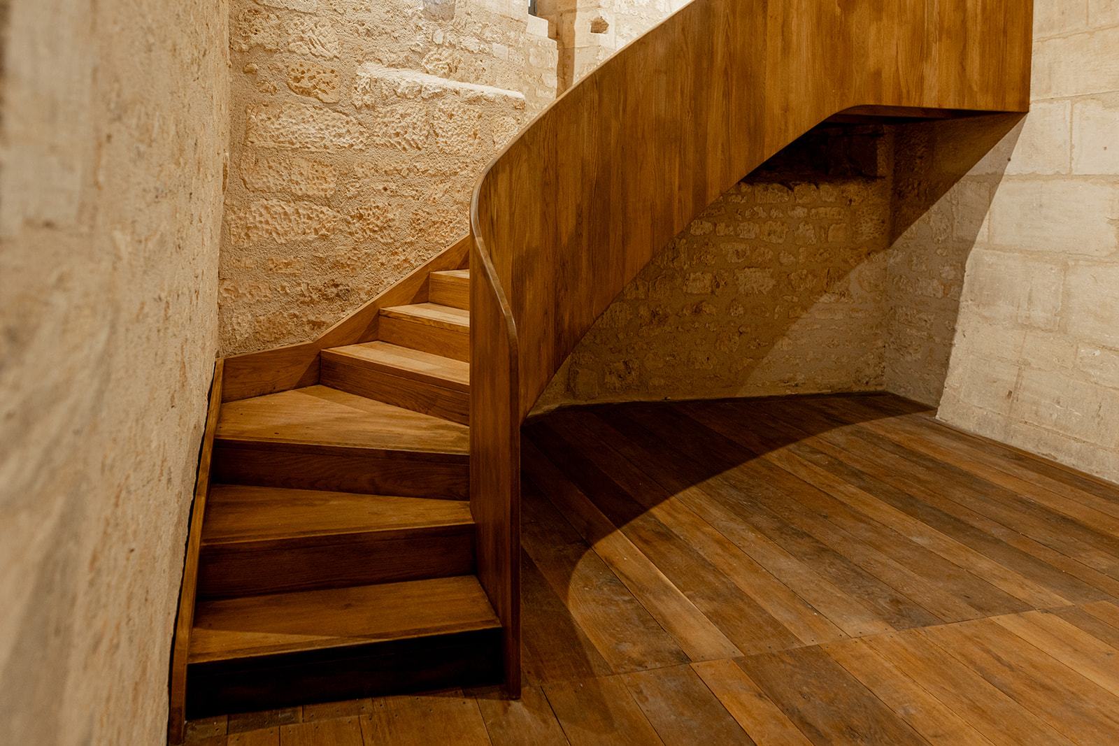 Escalier hélicoïdal en chêne au château de Jonzac