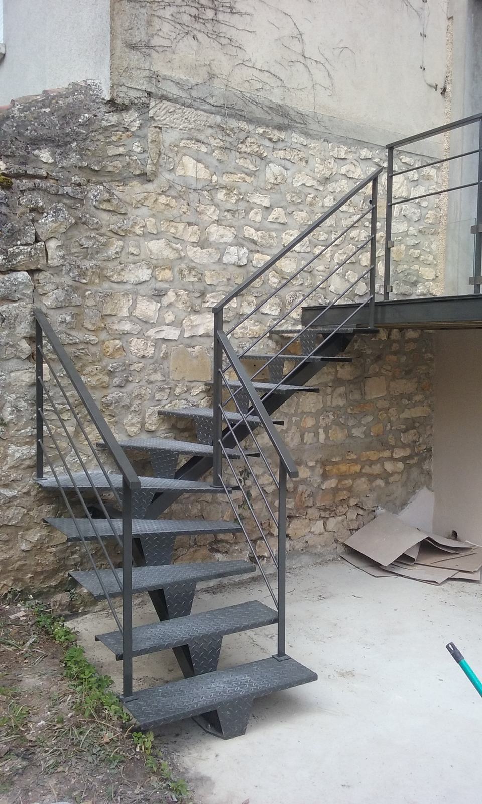 Escalier extérieur acier, cour de pierre